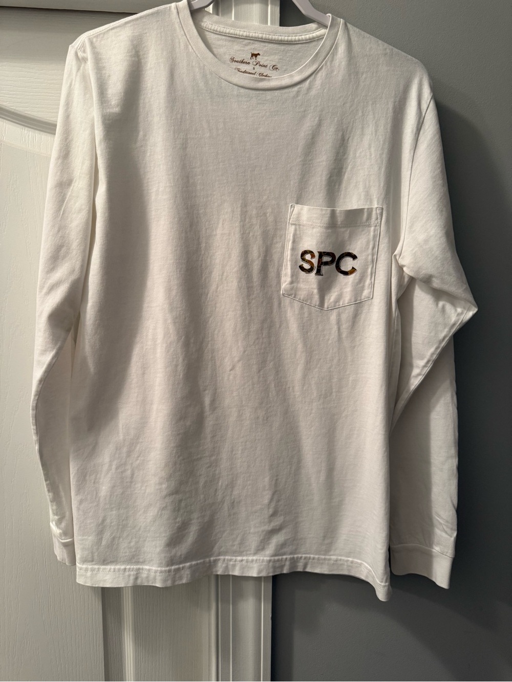 Like New Men’s Southern Point White Camouflage Dog Long-Sleeve Pocket Tee-Small